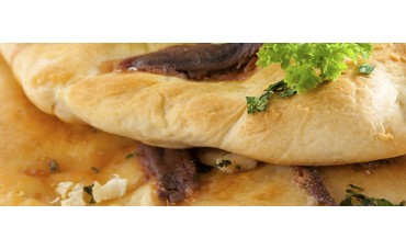 Coca de anchoas y tomate