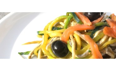 Espaguetis de calabacín con salmón y gulas