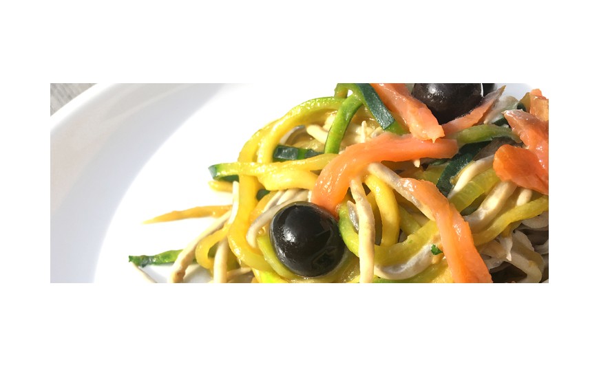 Espaguetis de calabacín con salmón y gulas