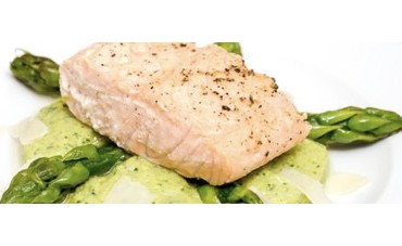 Salmón con espárragos verdes y parmesano