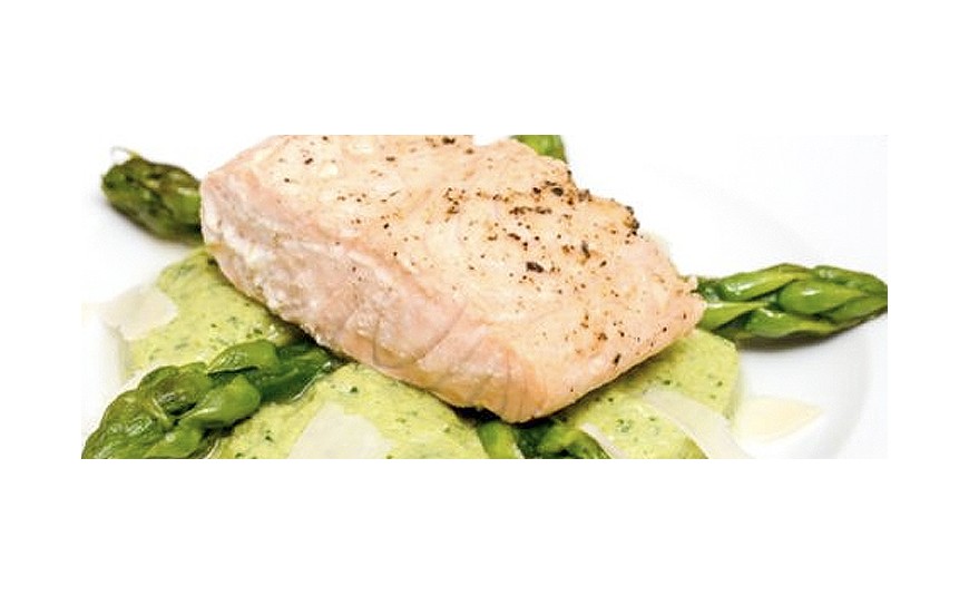 Salmón con espárragos verdes y parmesano