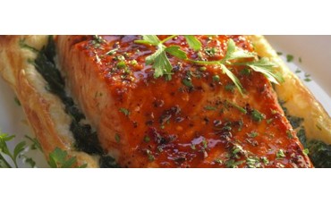 Hojaldre de salmón al horno con espinacas y salsa barbacoa