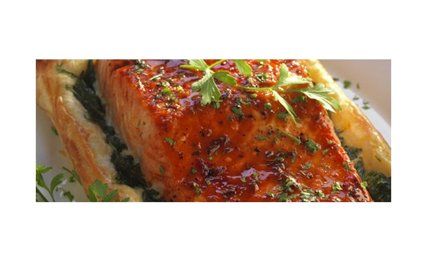 Hojaldre de salmón al horno con espinacas y salsa barbacoa