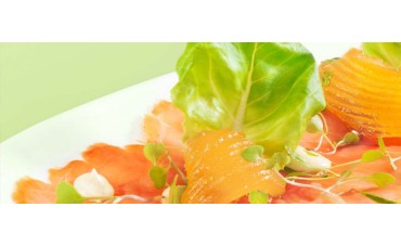 Ensalada de salmón ahumado, naranja y vinagreta de wasabi