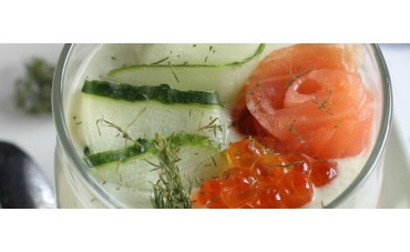 Crema fría de pepino y aguacate con salmón ahumado