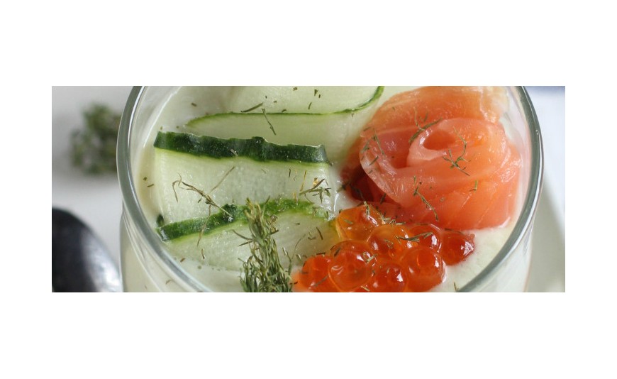Crema fría de pepino y aguacate con salmón ahumado