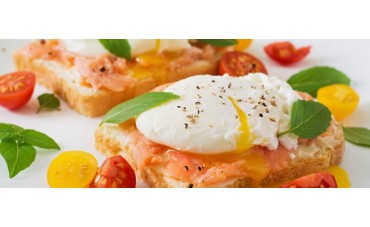 Huevos escalfados sobre salmón ahumado