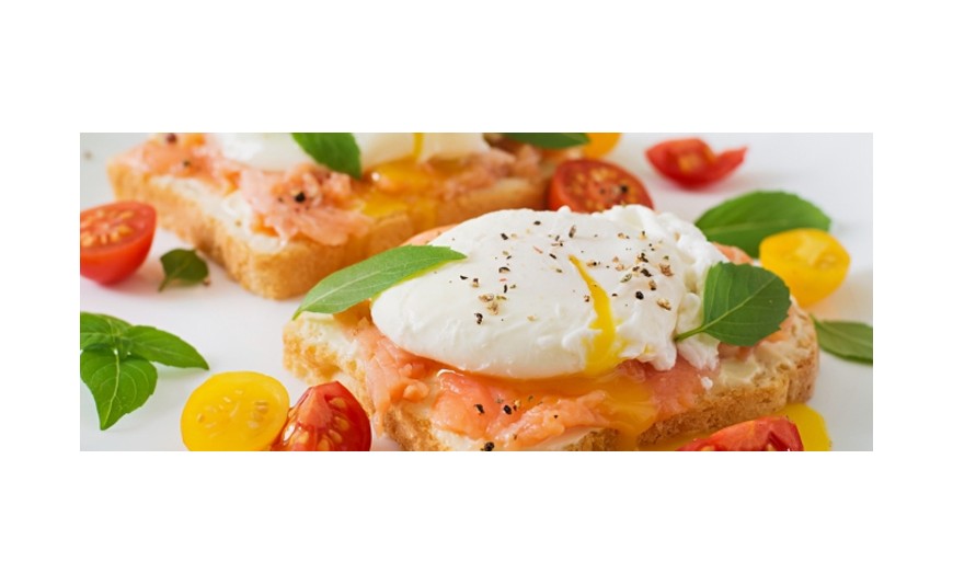 Huevos escalfados sobre salmón ahumado