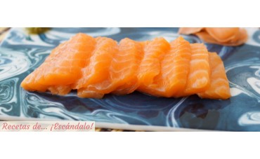 Sashimi de salmón con wasabi, jengibre y salsa de soja