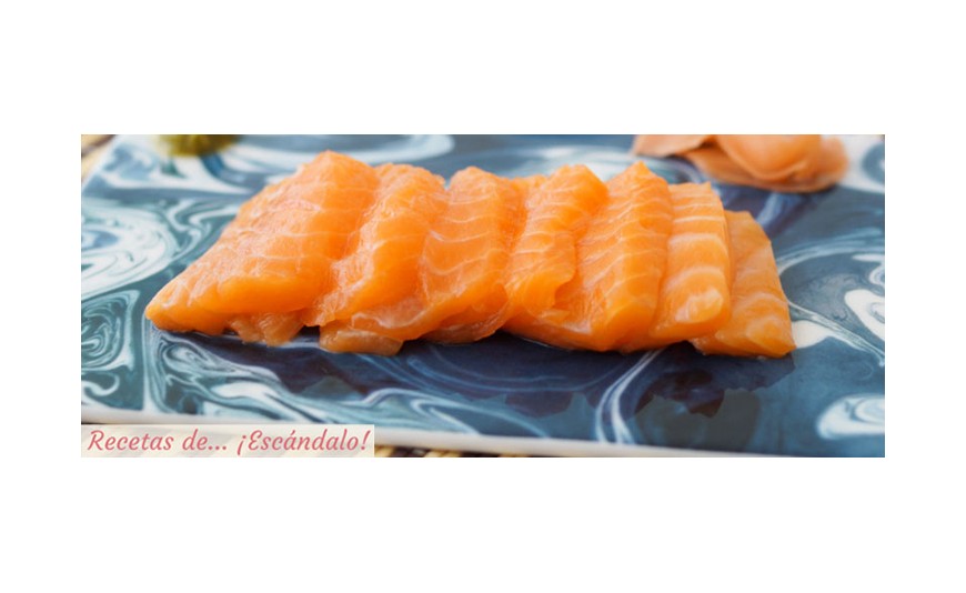 Sashimi de salmón con wasabi, jengibre y salsa de soja