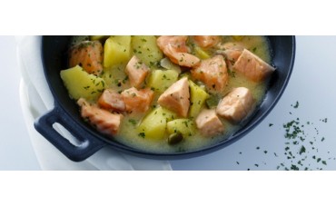 Salmón con patatas y hierbas aromáticas