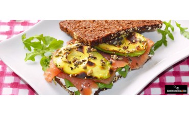 Sándwich de aguacate a la parrilla con salmón ahumado y kéfir