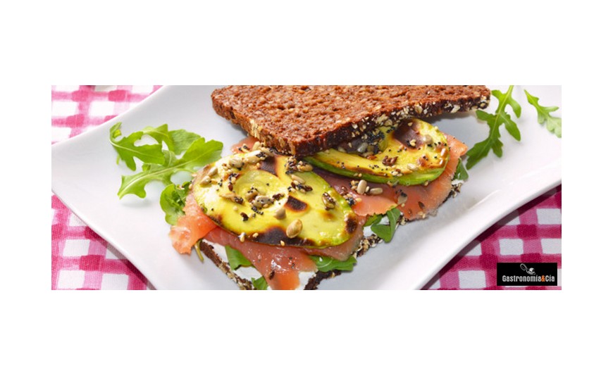 Sándwich de aguacate a la parrilla con salmón ahumado y kéfir