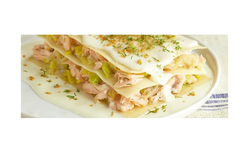 Lasaña de salmón con puerros y eneldo
