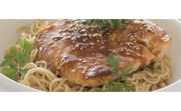 Salmón al horno con noodles y salsa de mirin