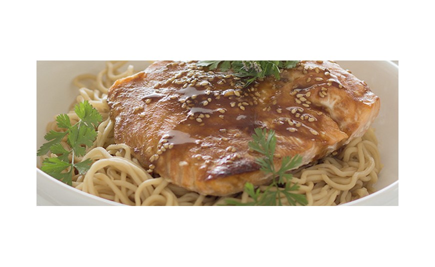 Salmón al horno con noodles y salsa de mirin