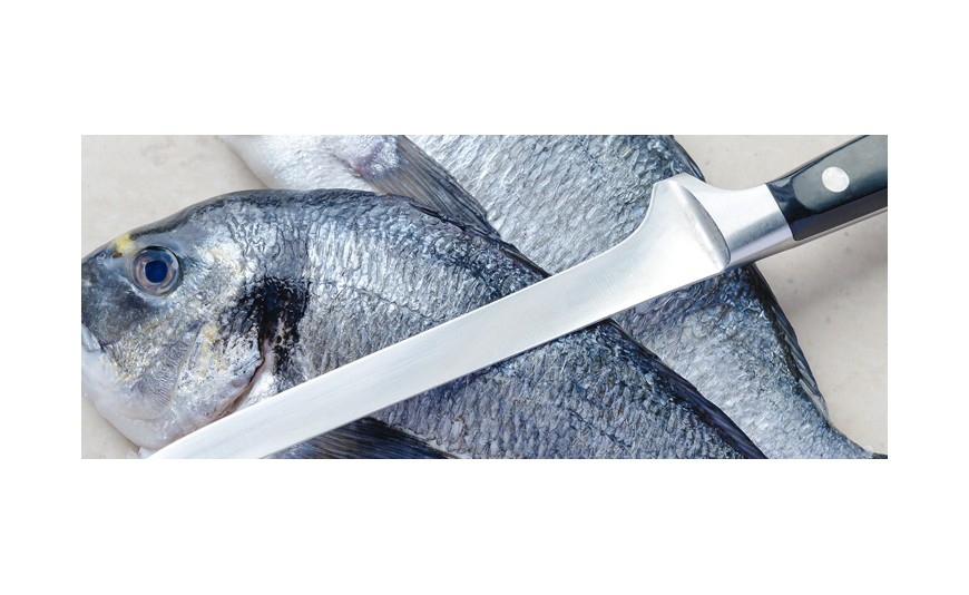 Aprende cómo limpiar y filetear un pescado antes de cocinarlo