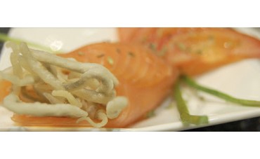 Rollitos de Salmón rellenos de Gulas crujientes