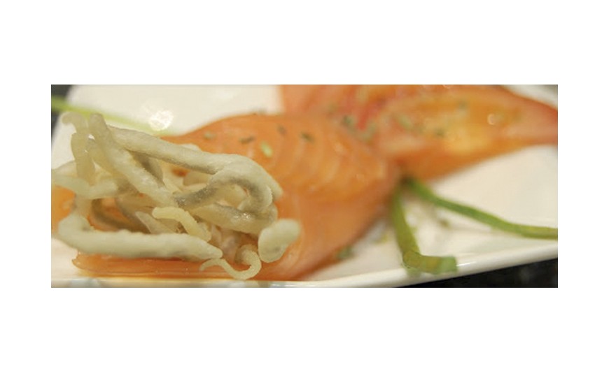 Rollitos de Salmón rellenos de Gulas crujientes