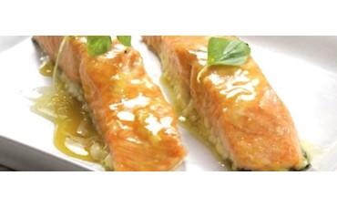 Salmón al horno con salsa de mostaza y miel