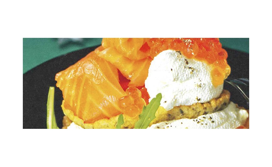 Galletas de eneldo con salmón ahumado