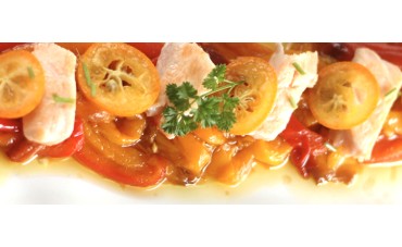 Ensalada de pimientos tricolor con ventresca de salmón y kumquat