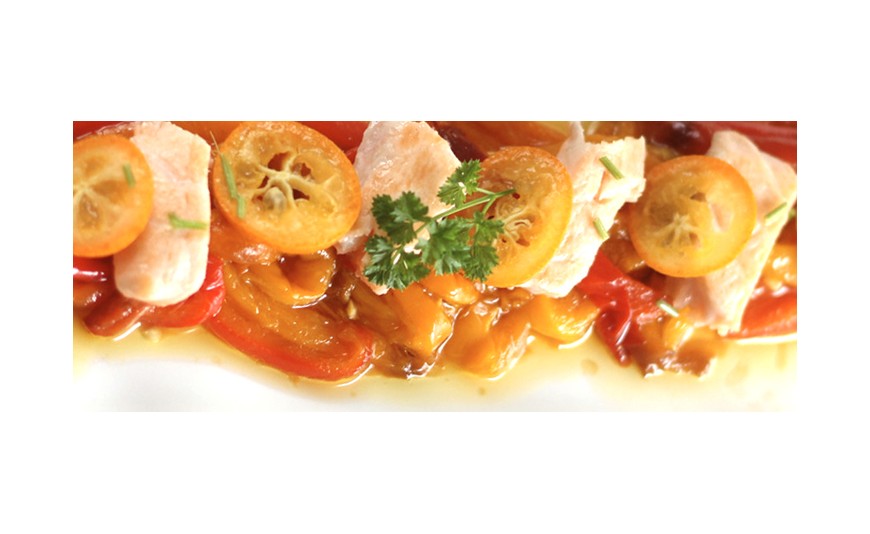 Ensalada de pimientos tricolor con ventresca de salmón y kumquat