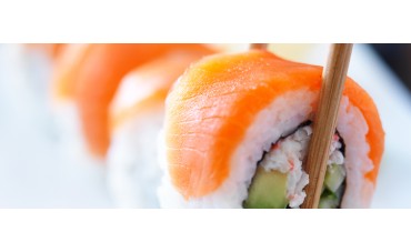 Roll de tempura de langostinos envuelto en salmón ahumado