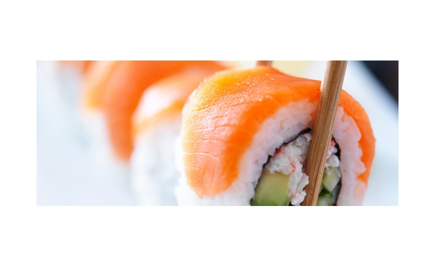 Roll de tempura de langostinos envuelto en salmón ahumado