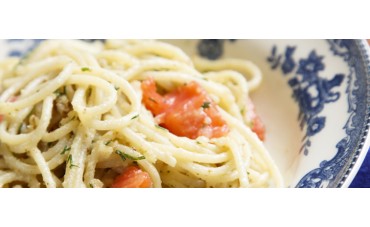 Espaguetis al pesto con salmón