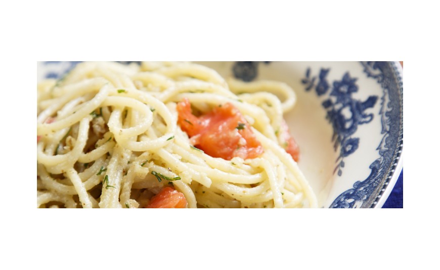 Espaguetis al pesto con salmón